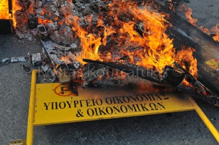 οικονομία κρίση Διαδηλώσεις αθήνα Ελλάδα σπασμένα φωτιές 